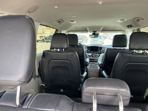 Used 2022 Chrysler Pacifica Touring-L image 10