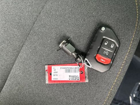 New 2025 Jeep Gladiator Sport image 28