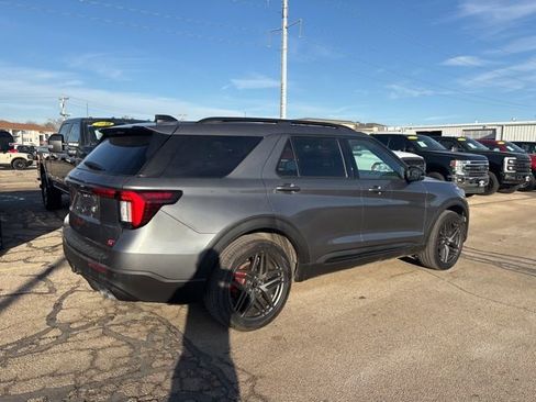 Used 2025 Ford Explorer ST image 3