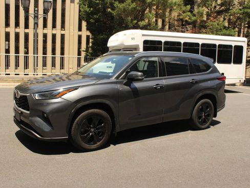 Used 2021 Toyota Highlander XLE AWD/4WD image 12