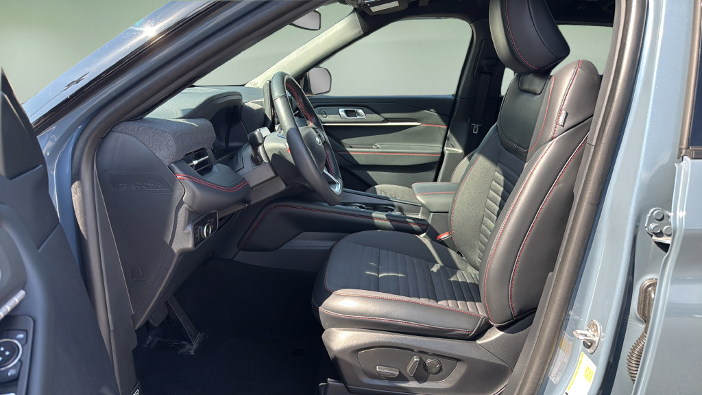 Used 2025 Ford Explorer ST-Line w/ Premium Package AWD/4WD image 12