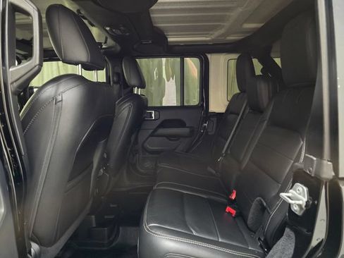 Used 2019 Jeep Wrangler Unlimited Sahara w/ Uconnect 4C Nav & Sound Group AWD/4WD image 27