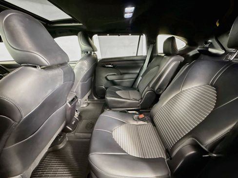 Used 2022 Toyota Highlander XSE FWD image 32