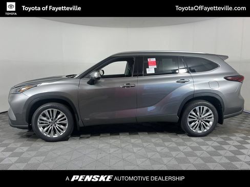 Used 2026 Toyota Highlander Platinum AWD/4WD image 2