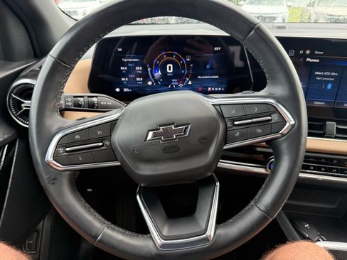 Used 2025 Chevrolet Equinox ACTIV w/ Safety and Technology Package FWD image 19