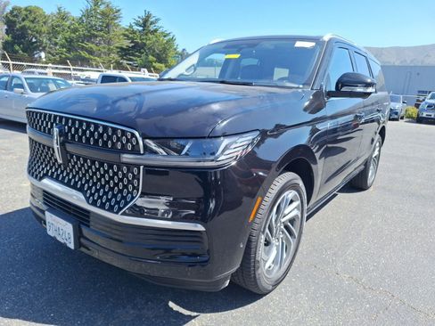 Used 2025 Lincoln Navigator Reserve AWD/4WD image 3