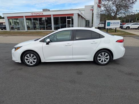 Used 2022 Toyota Corolla LE image 2