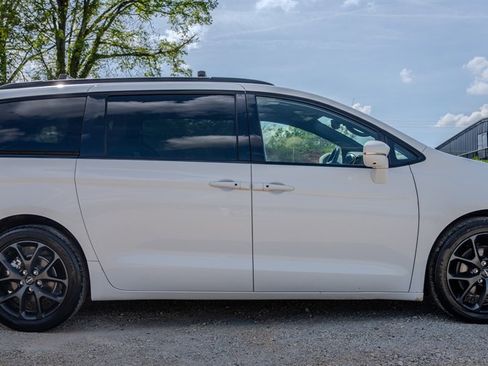 Used 2021 Chrysler Pacifica Touring-L w/ Premium & Safety Sphere Group image 6