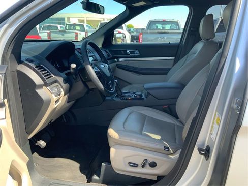 Used 2018 Ford Explorer XLT w/ Equipment Group 201A AWD/4WD image 9