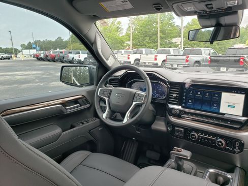 Used 2025 Chevrolet Silverado 1500 LT Trail Boss w/ LT Trail Boss Premium Package AWD/4WD image 36