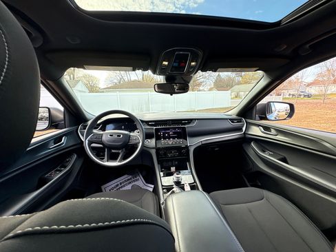 Used 2024 Jeep Grand Cherokee Laredo X image 12