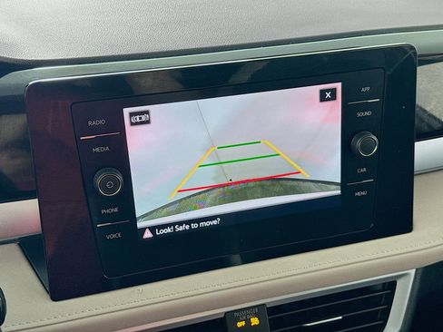 Used 2025 Volkswagen Taos SE image 2