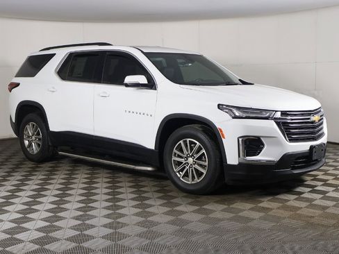 Used 2023 Chevrolet Traverse LT image 2