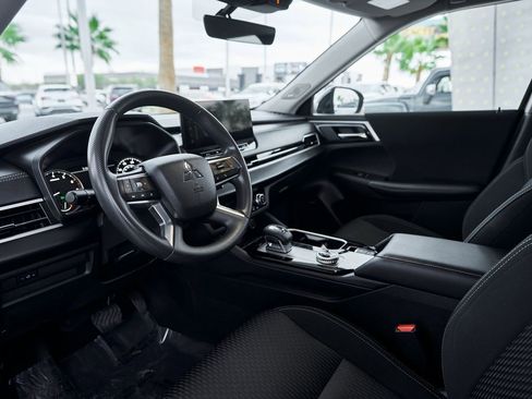 Used 2025 Mitsubishi Outlander ES image 2