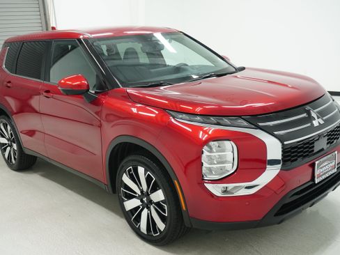 Used 2025 Mitsubishi Outlander SE FWD image 3