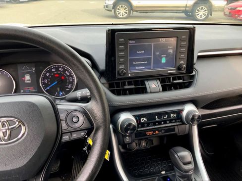 Used 2021 Toyota RAV4 LE image 7