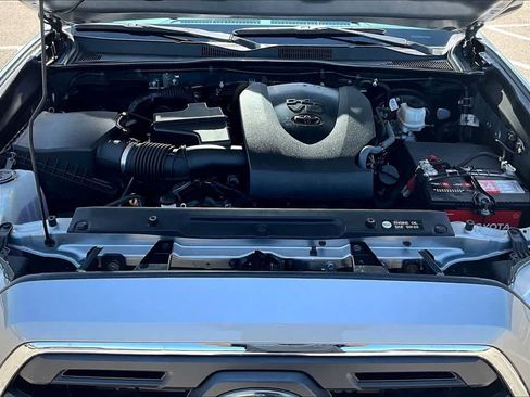 Used 2019 Toyota Tacoma SR5 AWD/4WD image 32