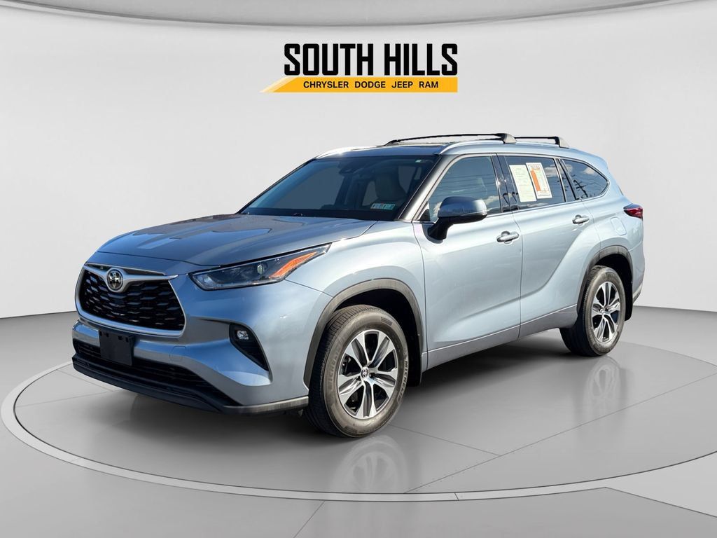 Used 2021 Toyota Highlander XLE AWD/4WD image 1