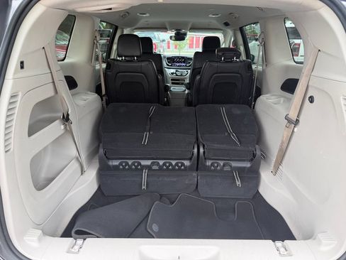 Used 2022 Chrysler Pacifica Touring-L FWD image 7