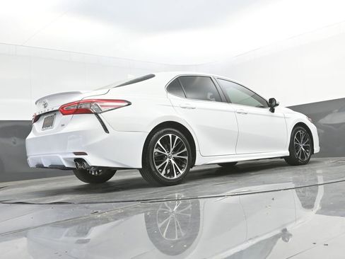 Used 2020 Toyota Camry SE image 29