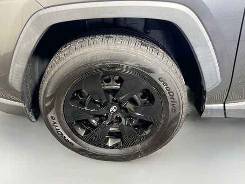 Used 2021 Toyota RAV4 LE FWD image 13