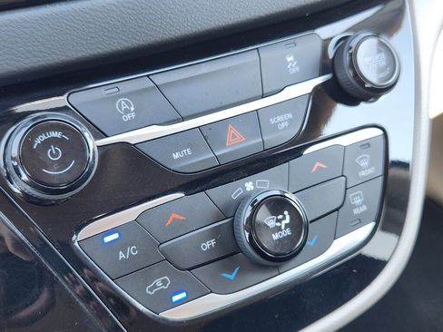 Used 2023 Chrysler Voyager LX image 24