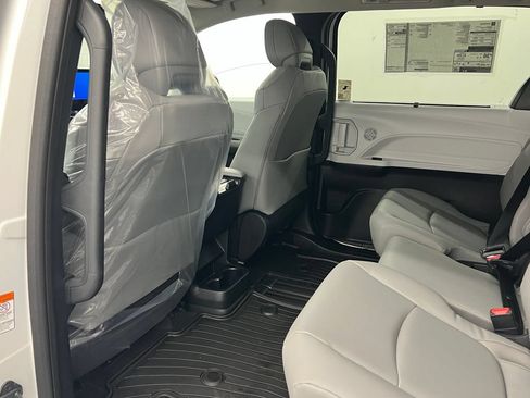 Used 2026 Toyota Sienna XLE FWD image 10