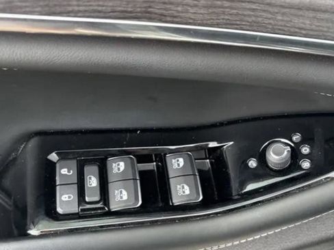 Certified 2024 Jeep Grand Cherokee L Overland w/ Luxury Tech Group IV image 7