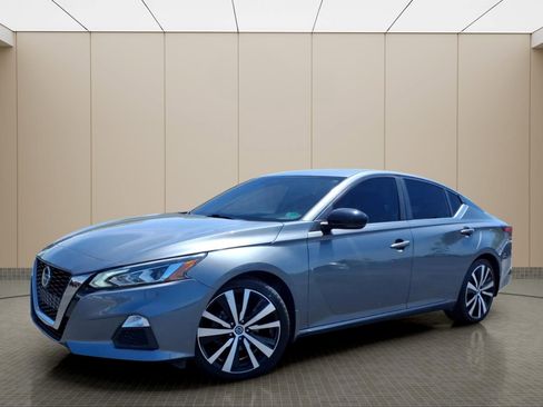 Used 2020 Nissan Altima 2.5 SR w/ Premium Package FWD image 2