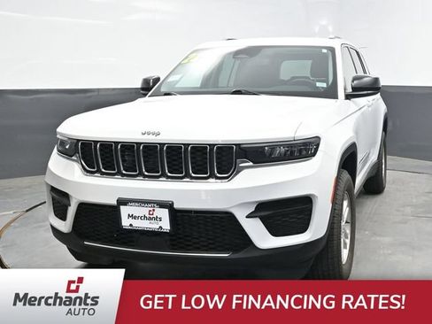 Used 2022 Jeep Grand Cherokee Laredo w/ Luxury Tech Group I AWD/4WD image 2