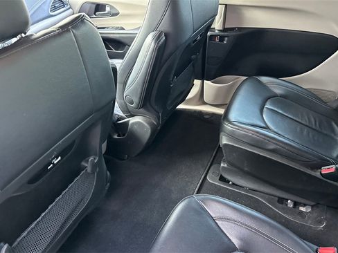 Used 2022 Chrysler Pacifica Touring-L image 9