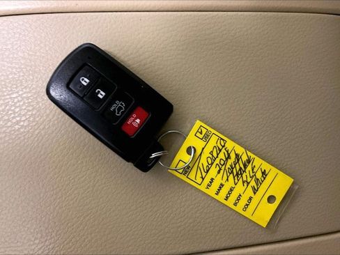 Used 2018 Toyota Highlander XLE AWD/4WD image 11