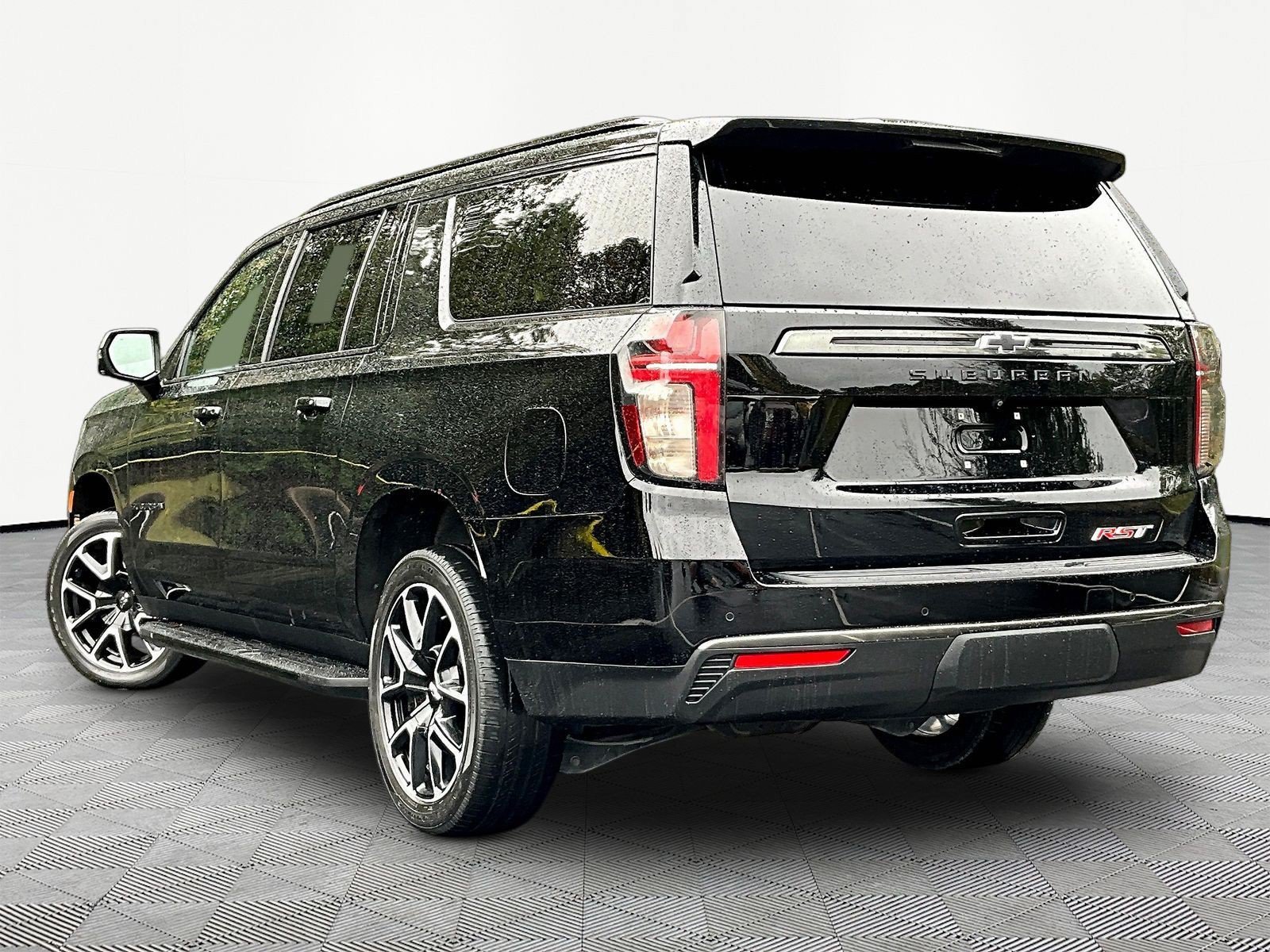 Used 2021 Chevrolet Suburban RST w/ Luxury Package AWD/4WD image 4