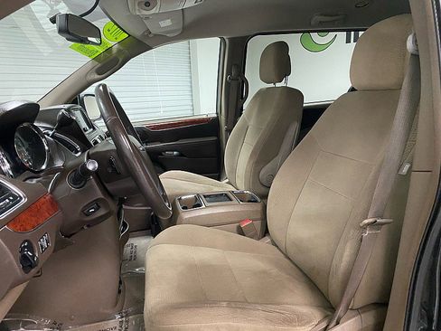 Used 2012 Chrysler Town & Country Touring image 9