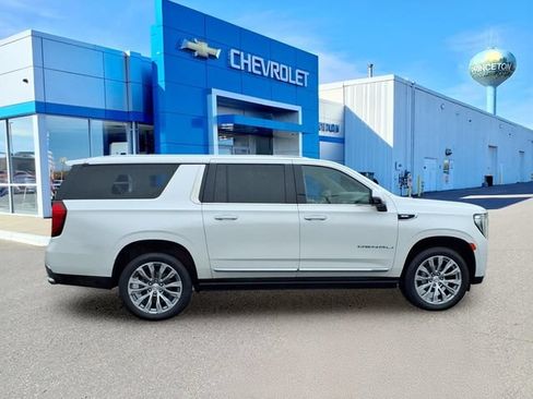Used 2021 GMC Yukon XL Denali w/ Denali Premium Package AWD/4WD image 2