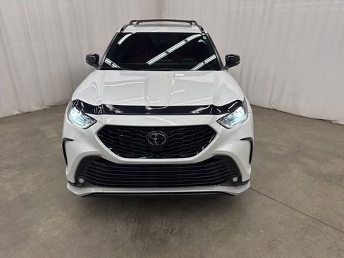 Used 2023 Toyota Highlander XSE image 2