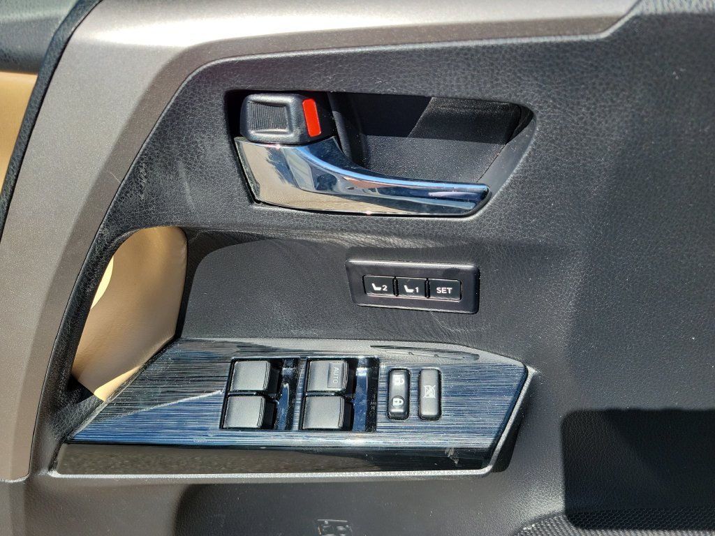Used 2018 Toyota RAV4 Limited FWD image 32