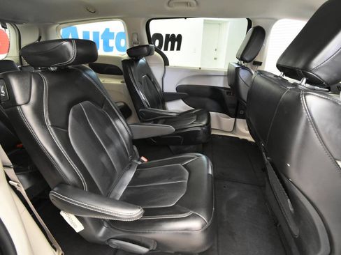 Used 2024 Chrysler Pacifica Touring-L image 17