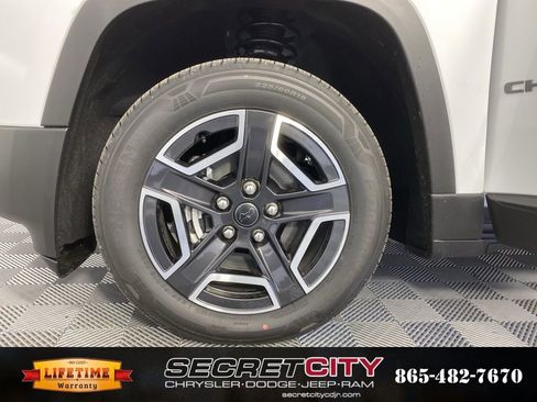 New 2026 Jeep Cherokee Laredo image 9