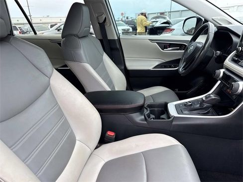 Used 2021 Toyota RAV4 XLE Premium image 20