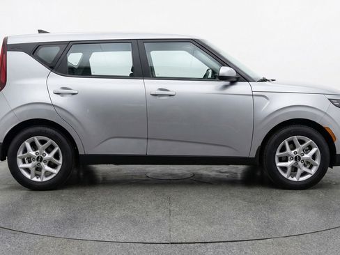 Used 2025 Kia Soul LX w/ LX Technology Package FWD image 9