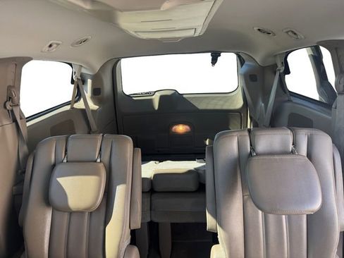 Used 2015 Chrysler Town & Country LX image 13