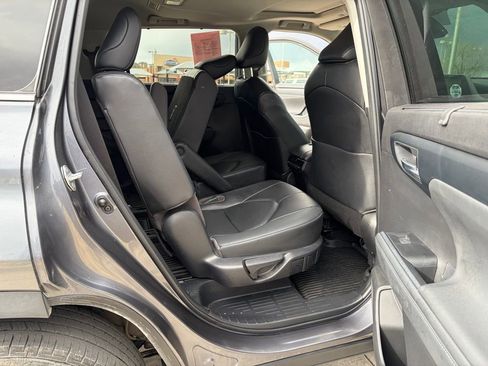 Used 2023 Toyota Highlander XLE AWD/4WD image 16