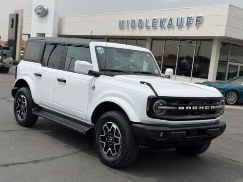 New 2026 Ford Bronco Outer Banks AWD/4WD image 1
