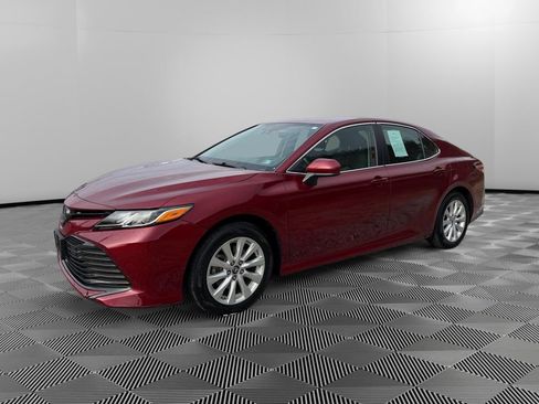 Used 2019 Toyota Camry LE image 3