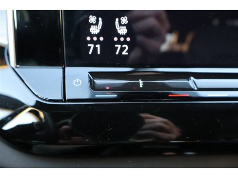 Used 2025 Volkswagen Atlas Cross Sport SE image 38