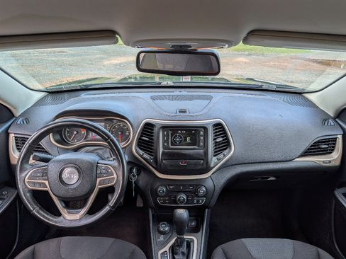 Used 2017 Jeep Cherokee Latitude w/ Cold Weather Group AWD/4WD image 29
