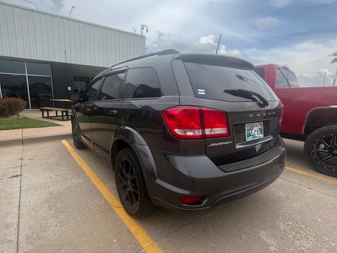 Used 2019 Dodge Journey SE w/ Connectivity Group FWD image 4