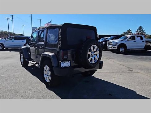Used 2016 Jeep Wrangler Unlimited Sahara w/ Connectivity Group image 28