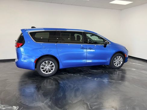 New 2027 Chrysler Pacifica Select AWD/4WD image 25